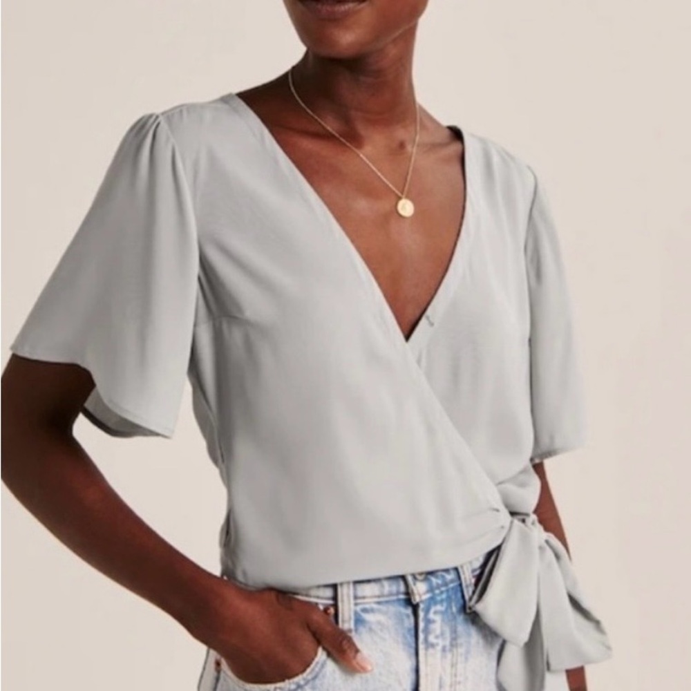 Abercrombie & Fitch Light Gray Wrap Blouse with Side Tie Size XS‎ Flowy Crop